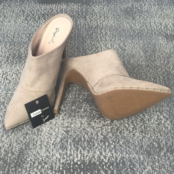 Shoes - 🔥SALE🔥Steel Studded Pointy Toed Mules